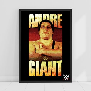 Könnte beinhalten: Ein Schwarzweiß-Poster mit Vintage-Look, das ein Porträt von André the Giant, einem professionellen Wrestler, zeigt. Das Poster trägt den Text "Andre the Giant" in Gelb und das WWE-Logo in Rot.