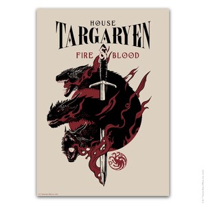 Puede incluir: P&oacute;ster con el emblema de la Casa Targaryen de la serie Juego de Tronos. El dise&ntilde;o incluye tres dragones negros envueltos en llamas rojas, una espada plateada y las palabras "House Targaryen Fire & Blood".