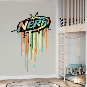 Puede incluir: Una calcomanía de pared colorida con la palabra "NERF" en estilo graffiti con pintura goteando en tonos naranja, amarillo, azul y verde.