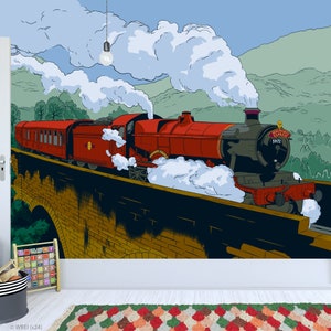Pode incluir: Um comboio a vapor vermelho e preto, o Expresso de Hogwarts, viaja sobre uma ponte de tijolo com nuvens brancas no fundo. O comboio está etiquetado como "Expresso de Hogwarts 5972".