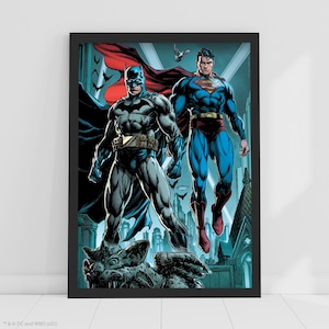 Könnte beinhalten: Gerahmtes Kunstwerk mit Batman und Superman. Batman trägt einen grau-schwarzen Anzug mit einem schwarzen Umhang. Superman trägt einen blauen Anzug mit einem roten Umhang. Der Hintergrund zeigt eine Skyline mit einem dunkelblauen und teal-farbenen Farbschema.