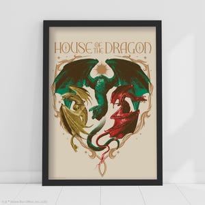 Op de afbeelding: Ingelijste poster met de tekst "HOUSE OF THE DRAGON" boven een centraal ontwerp van drie draken in groen, goud en rood. De draken staan tegen een beige achtergrond met decoratieve elementen.