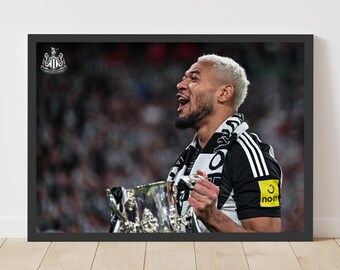 Newcastle United Cupvinnare Poster - Joelinton med trofé