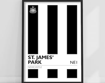Puede incluir: Impresión en blanco y negro de St. James' Park, el estadio del Newcastle United Football Club. La impresión presenta el escudo del club y las palabras "St. James' Park" y "Newcastle".