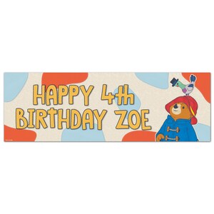 Könnte beinhalten: Ein rechteckiges Geburtstagsbanner mit dem Text HAPPY 4th BIRTHDAY ZOE in gelben Buchstaben mit schwarzer Umrandung. Der Hintergrund zeigt abstrakte orangefarbene und blaue Formen. Ein brauner Bär in blauem Mantel und rotem Hut steht mit einem Vogel.