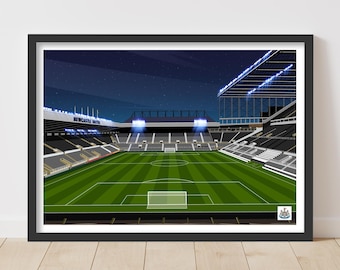 Puede incluir: Una ilustración en blanco y negro de un estadio de fútbol de noche. El estadio está vacío y el campo es verde. El estadio está iluminado con luces. El estadio se llama "St. James' Park" y es el hogar de Newcastle United.