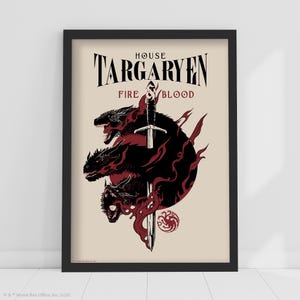 Puede incluir: P&oacute;ster enmarcado con el emblema de la Casa Targaryen de la serie Juego de Tronos. La obra muestra tres dragones negros envueltos en llamas rojas, una espada y las palabras "House Targaryen Fire & Blood".