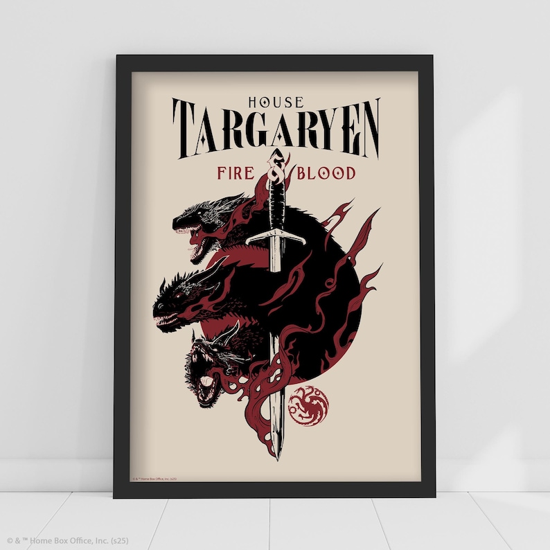 Puede incluir: P&oacute;ster enmarcado con el emblema de la Casa Targaryen de la serie Juego de Tronos. La obra muestra tres dragones negros envueltos en llamas rojas, una espada y las palabras "House Targaryen Fire & Blood".