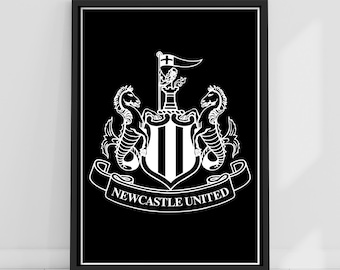 Puede incluir: Escudo del Newcastle United Football Club en blanco y negro con dos caballitos de mar, un escudo y el texto "Newcastle United".