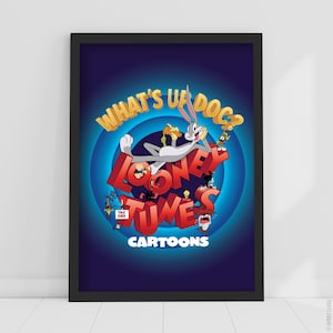 Puede incluir: Póster enmarcado de Looney Tunes con Bugs Bunny y la frase "What's Up Doc?" en amarillo. El logotipo de Looney Tunes es rojo, con varios personajes de dibujos animados. El fondo es un degradado azul con un diseño circular.