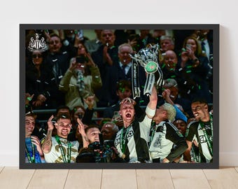 Newcastle United Cupvinnare Tryck - Dan Burn med trofé Landskap Poster
