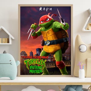 Puede incluir: Un póster de Teenage Mutant Ninja Turtles con Raphael, una tortuga verde con una máscara roja, sosteniendo armas sai. El póster tiene el título "Teenage Mutant Ninja Turtles: Mutant Mayhem" en fuente blanca y negra.