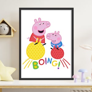 Könnte beinhalten: Ein weißer Hintergrund mit zwei rosa Schweinen, die auf bunten Bällen hüpfen. Das größere Schwein trägt ein rotes Shirt und das kleinere Schwein trägt ein blaues Shirt. Der Text "BOING!" ist in bunten Buchstaben unter den Schweinen geschrieben.