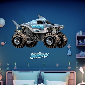 Op de afbeelding: Een blauwe en zilveren Megalodon monstertruck afbeelding. De truck heeft grote zwarte banden, een haai-vormige carrosserie en het woord "Megalodon" in blauw. De afbeelding staat tegen een blauwe achtergrond.