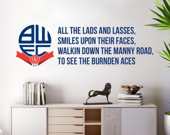 Bolton Wanderers fotbollsklubbs officiella vapensköld och Burnden Aces-låtens väggklistermärke