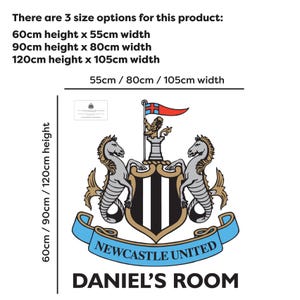 Puede incluir: Escudo del Newcastle United Football Club en blanco y negro con dos caballitos de mar dorados a cada lado de un escudo. El escudo est&aacute; sobre un fondo blanco con el texto "NEWCASTLE UNITED" en una pancarta azul debajo del escudo y el texto "DANIEL'S ROOM" en negro debajo de la pancarta. La imagen muestra tres opciones de tama&ntilde;o para el producto: 60cm x 55cm, 90cm x 80cm y 120cm x 105cm.