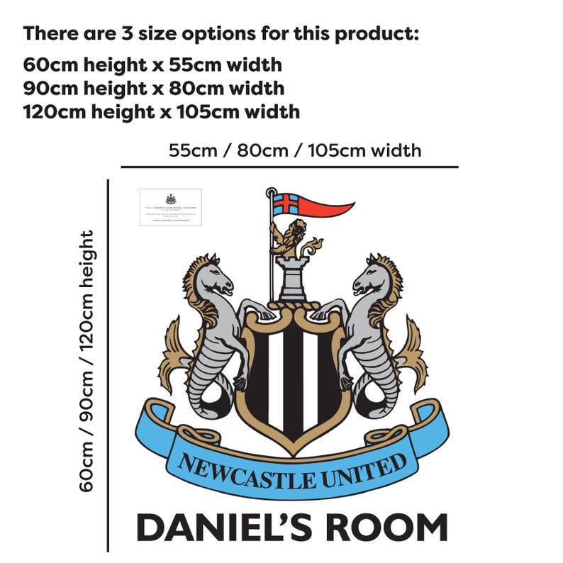 Puede incluir: Escudo del Newcastle United Football Club en blanco y negro con dos caballitos de mar dorados a cada lado de un escudo. El escudo est&aacute; sobre un fondo blanco con el texto "NEWCASTLE UNITED" en una pancarta azul debajo del escudo y el texto "DANIEL'S ROOM" en negro debajo de la pancarta. La imagen muestra tres opciones de tama&ntilde;o para el producto: 60cm x 55cm, 90cm x 80cm y 120cm x 105cm.