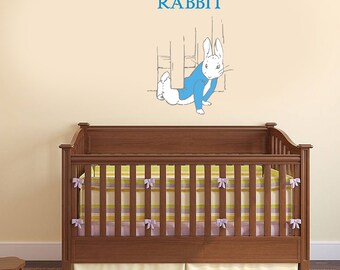 Autocollant mural officiel Peter Rabbit se faufilant sous la clôture PB031