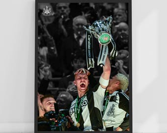Newcastle United Cupvinnare Tryck - Dan Burn Trophy Lift Portrait Poster