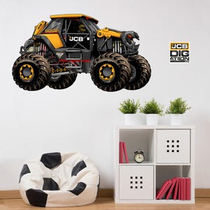 Op de afbeelding: Een zwarte en gele monster truck muursticker met de tekst "JCB" en "DIG ATRON". De truck heeft oversized banden en een gedetailleerd ontwerp. Op een witte muur, met een zitzak en een plank met planten.