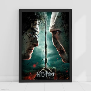 Peut inclure: Affiche de film encadrée avec Harry Potter et Voldemort face à face, une baguette magique entre eux. L'affiche a une palette de couleurs sombres avec le titre "Harry Potter et les Reliques de la Mort" en bas.