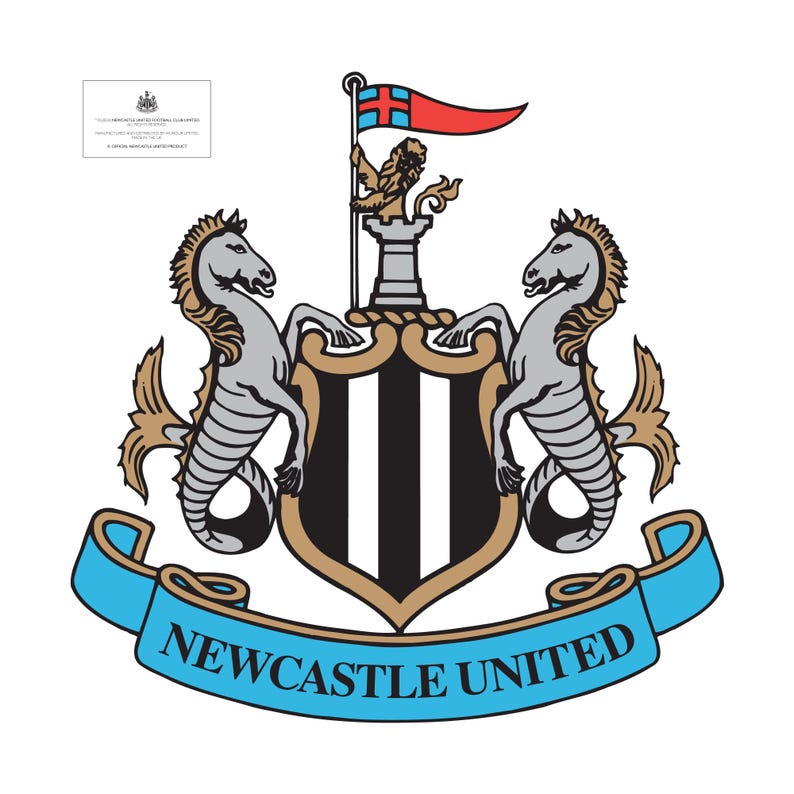 Puede incluir: Escudo del Newcastle United con un escudo con rayas verticales negras y blancas, flanqueado por dos caballitos de mar. Un le&oacute;n sostiene una bandera sobre el escudo. Las palabras "NEWCASTLE UNITED" est&aacute;n en una pancarta azul.