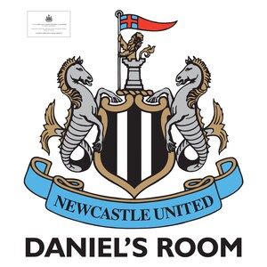 Puede incluir: Escudo del Newcastle United Football Club con dos caballitos de mar blanco y negro, un escudo dorado con rayas blancas y negras, un castillo dorado con una bandera roja y una cinta azul con el texto "Newcastle United" y "Daniel's Room".