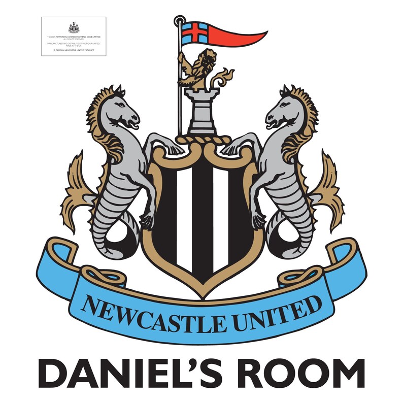 Puede incluir: Escudo del Newcastle United Football Club con dos caballitos de mar blanco y negro, un escudo dorado con rayas blancas y negras, un castillo dorado con una bandera roja y una cinta azul con el texto "Newcastle United" y "Daniel's Room".