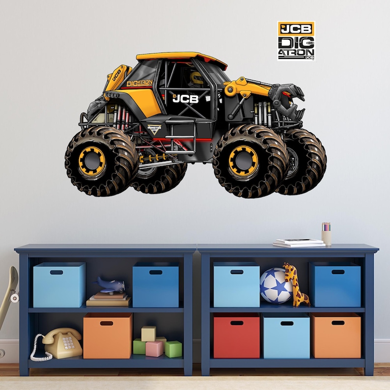 Op de afbeelding: Een gele en zwarte JCB Digatron monstertruck muursticker. De truck heeft oversized banden en het JCB-logo is zichtbaar. De sticker is geplaatst boven een blauwe opbergkast met kleurrijke opbergdozen.