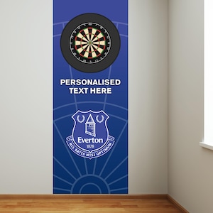 Puede incluir: Decoración mural azul con una diana en la parte superior y el texto "TEXTO PERSONALIZADO AQUÍ" en blanco. Debajo, el escudo del Everton Football Club. El fondo tiene un diseño radial.