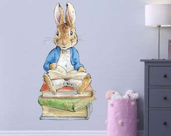 Sticker mural Pierre Lapin - Sticker mural Pierre Lapin assis sur une pile de livres