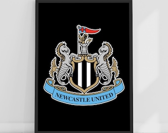 Pode incluir: Impressão emoldurada com o brasão do Newcastle United em um fundo preto. O brasão inclui dois cavalos-marinhos, um escudo com um design em preto e branco e uma faixa que diz "Newcastle United". Uma bandeira vermelha e branca no topo.