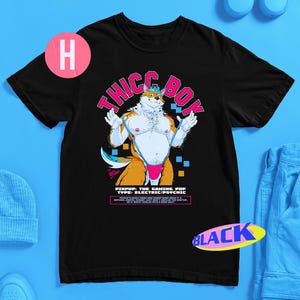 Puede incluir: Camiseta negra con un dibujo de un lobo de dibujos animados con tanga y corona, con el texto "THICC BOY". La camiseta también tiene el texto "PINPUP: THE GAMING PUP TYPE: ELECTRIC/PSYCHIC".