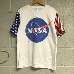 Camiseta branca com manga da bandeira dos EUA com logotipo da Nasa Meatball