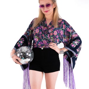Styl Fairy Pixie Festival – krótka bluzka z frędzlami i rękawami kimonowymi