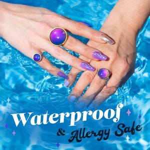 Waterproof mood rings in circle shape with large, medium and small size, in silver and gold. Rings are allergy safe on hands in swimming pool with long sparkly nails.