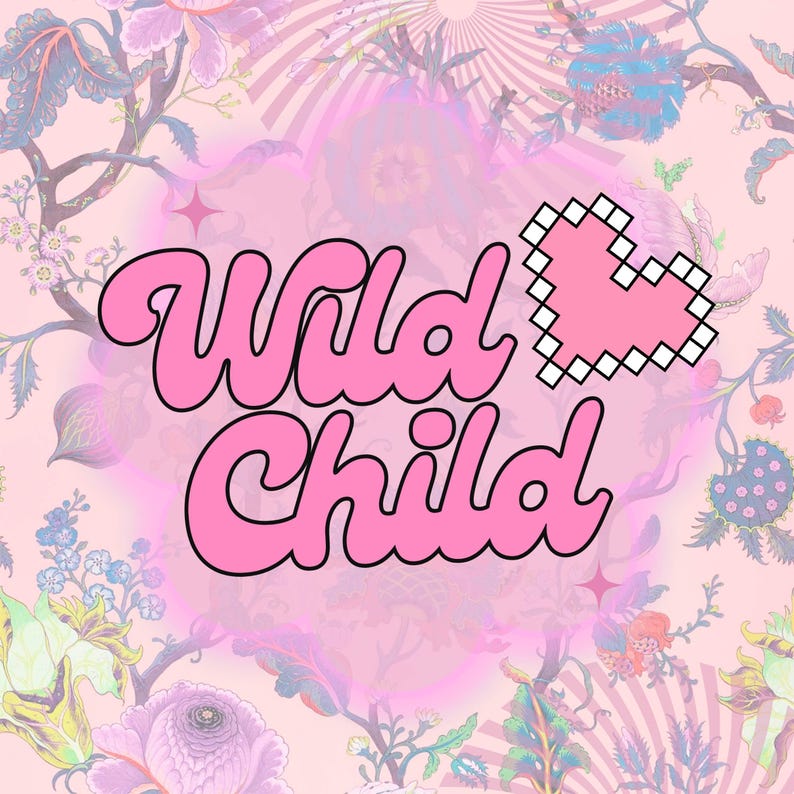 Puede incluir: Gr&aacute;fico rosa con las palabras "Wild Child" en fuente de burbujas, delineadas en negro. Un coraz&oacute;n rosa pixelado est&aacute; a la derecha. El fondo es un patr&oacute;n floral en rosa, morado y azul.