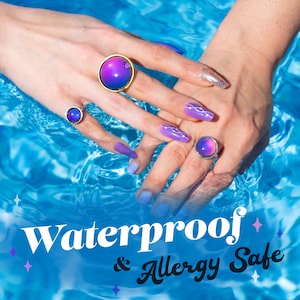 Waterproof mood rings in circle shape with large, medium and small size, in silver and gold. Rings are allergy safe on hands in swimming pool with long sparkly nails.