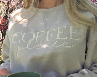Felpa ricamata "Coffee Please", girocollo minimalista per amanti del caffè, abbigliamento per mattinate tranquille, pullover accogliente da caffè.