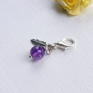 Llavero con cierre de clip y amatista morada pequeña, piedra natal de febrero, recuerdo de piedra natural con inicial de corazón de pluma, regalo de cristal.