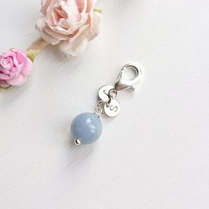 10mm ブルーエンジェライト クリップオンブーケチャーム、花嫁のための青いもの、イニシャル入りウェディングアクセサリー記念品ギフト、天然宝石