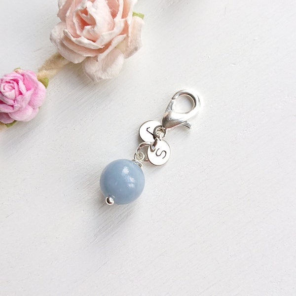 10 mm blauer Angelit-Clip-on-Blumenstrauß-Charm, etwas Blaues für die Braut, Hochzeitsaccessoire, Andenkengeschenk mit Initialen, natürlicher Edelstein