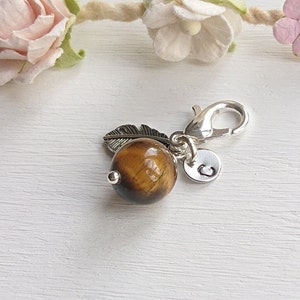 Breloque oeil de tigre 10 mm avec plume, pierre brune naturelle, petit souvenir personnalisé de pierre gemme, pierre de chance, pierre de guérison