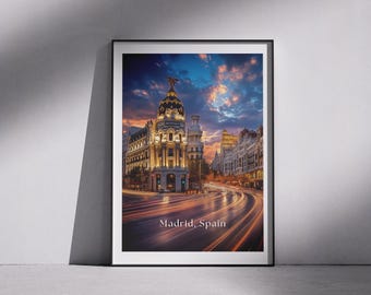 Póster de Madrid, España: Lámina artística con paisaje urbano nocturno de la Gran Vía.