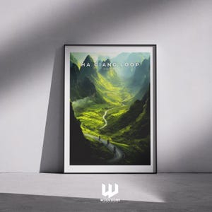 Może przedstawiać: Ramka z plakatem przedstawiającym malowniczy widok na krętą drogę wiodącą przez zieloną dolinę w Ha Giang Loop w Wietnamie. Na górze plakatu widnieje napis "HA GIANG LOOP VIETNAM".