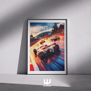 Könnte beinhalten: Ein gerahmtes Poster mit einem Formel-1-Rennen in Imola. Das Kunstwerk zeigt mehrere Rennwagen, die auf einer Rennstrecke mit leuchtenden Farben wie Rot, Orange und Blau fahren. Der Text "IMOLA GRAND PRIX" steht oben.
