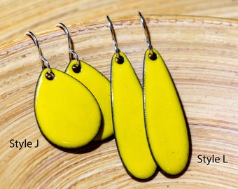 Primaire gele geëmailleerde oorbellen, gewaagde retro statement sieraden, kies je vorm en oorhaakje, handgemaakte geëmailleerde koperen sieraden, felgeel