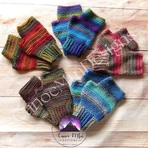 Puede incluir: Cuatro pares de guantes sin dedos tejidos a ganchillo con hilo multicolor en distintas paletas de colores que incluyen rojo y naranja, azul y morado, marrón y rosa, y verde y azul, cada uno con puño acanalado y abertura para el pulgar.