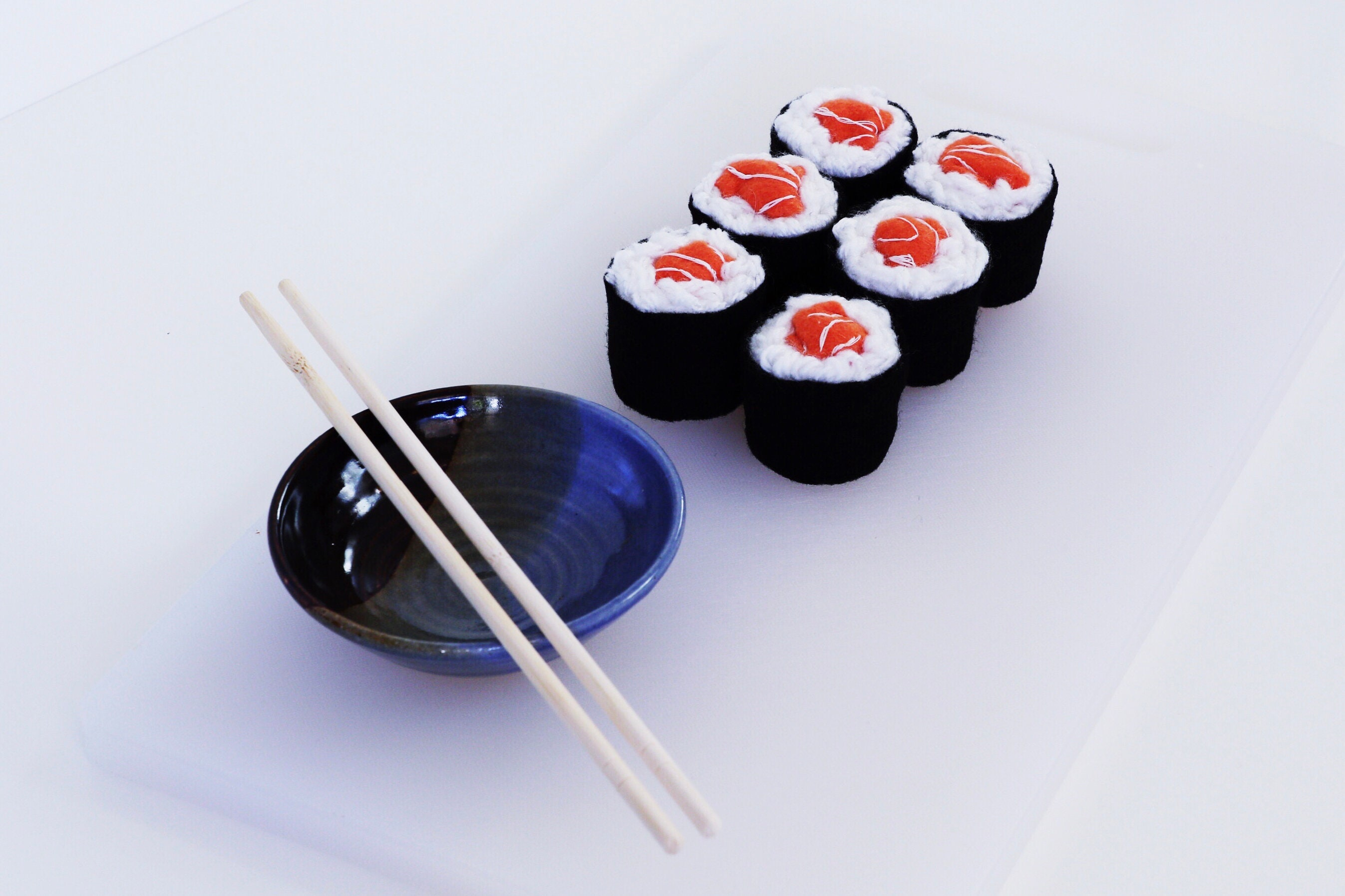 Чеддер чикен ролл. Шляпка для роллов. Запеченный чикен чиз. Шляпка для роллов. Подача роллов.