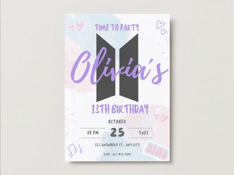 Pu&ograve; includere: Un invito di compleanno viola e rosa con un logo in bianco e nero. L'invito dice "Time to Party" e "Olivia's 13th Birthday". La data &egrave; il 25 ottobre. L'invito include anche una nota musicale e un adesivo che dice "Bias".